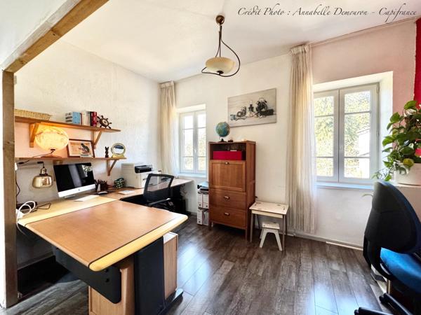Maison à vendre 8 pièces VOLVIC (63) - 5 chambres, terrain, grand garage et caves