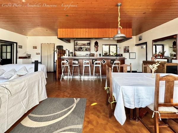 Maison à vendre 8 pièces VOLVIC (63) - 5 chambres, terrain, grand garage et caves