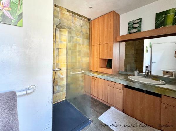 Maison à vendre 8 pièces VOLVIC (63) - 5 chambres, terrain, grand garage et caves