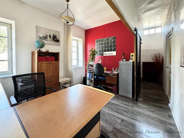 Maison à vendre 8 pièces VOLVIC (63) - 5 chambres, terrain, grand garage et caves