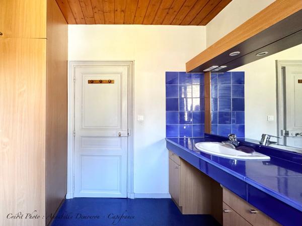 Maison à vendre 8 pièces VOLVIC (63) - 5 chambres, terrain, grand garage et caves