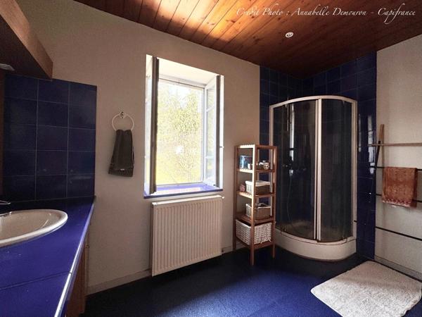Maison à vendre 8 pièces VOLVIC (63) - 5 chambres, terrain, grand garage et caves