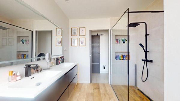 Maison
         5 pièces
        - 123 m² 560 000 € *