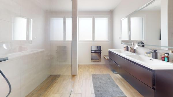 Maison
         5 pièces
        - 123 m² 560 000 € *