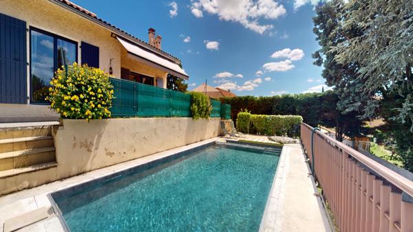 Maison
         5 pièces
        - 123 m² 560 000 € *