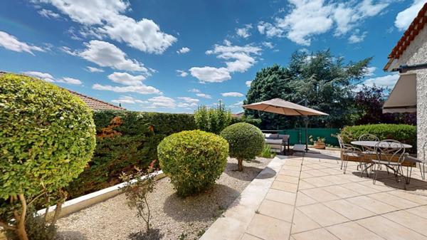 Maison
         5 pièces
        - 123 m² 560 000 € *