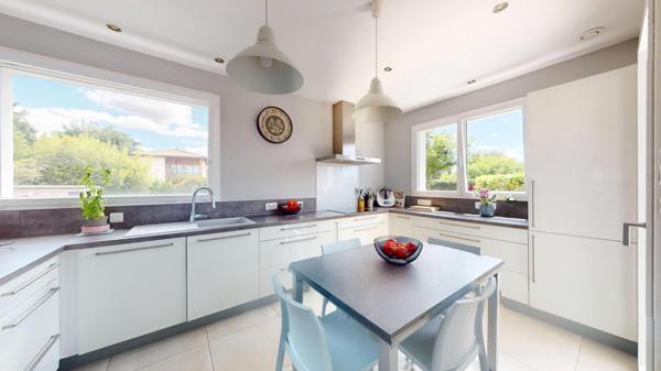 Maison
         5 pièces
        - 123 m² 560 000 € *