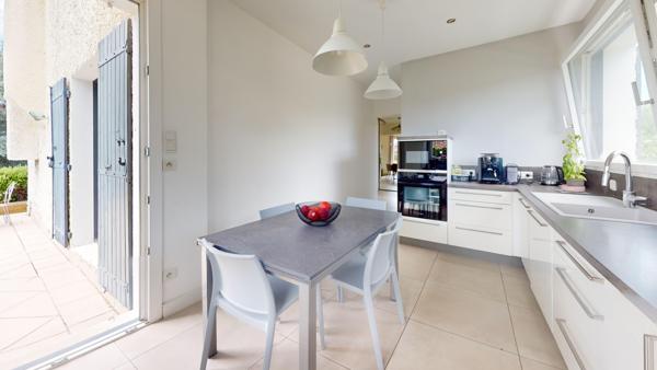 Maison
         5 pièces
        - 123 m² 560 000 € *