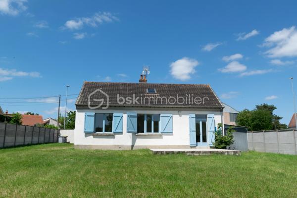 Idéalement située dans une rue très calme, venez découvrir cette charmante maison de 78 m² habitables offrant un cadre de vie privilégié, alliant tranquillité et proximité immédiate du centre-ville et de toutes ses commodités (commerces, écoles, transports accessibles à pied).

Fonctionnelle et très bien agencée, elle se compose :

• Au rez-de-chaussée : Une entrée distribuant un salon/salle à manger lumineux, une cuisine indépendante, une chambre de plain-pied, une salle de bains équipée d'une baignoire et d'une douche, ainsi qu'un WC séparé.

• À l'étage : Un palier dessert deux chambres, une seconde salle de bains et un WC indépendant (idéal pour l'espace des enfants ou des invités).

• À l'extérieur : Vous serez séduit par son terrain entièrement clos et garanti sans aucun vis-à-vis, parfait pour profiter des beaux jours en toute intimité. La maison dispose également d'une agréable terrasse et d'un appentis pratique pour le stockage ou le mobilier de jardin.

Les points forts :

Emplacement recherché : le calme d'une petite rue à deux pas du centre.

Vie de plain-pied possible grâce à la chambre et la salle d'eau au rez-de-chaussée.

Jardin intime, clos et sécurisé.