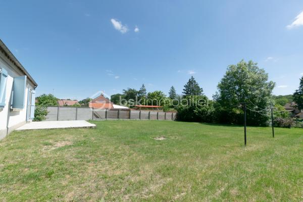 Idéalement située dans une rue très calme, venez découvrir cette charmante maison de 78 m² habitables offrant un cadre de vie privilégié, alliant tranquillité et proximité immédiate du centre-ville et de toutes ses commodités (commerces, écoles, transports accessibles à pied).

Fonctionnelle et très bien agencée, elle se compose :

• Au rez-de-chaussée : Une entrée distribuant un salon/salle à manger lumineux, une cuisine indépendante, une chambre de plain-pied, une salle de bains équipée d'une baignoire et d'une douche, ainsi qu'un WC séparé.

• À l'étage : Un palier dessert deux chambres, une seconde salle de bains et un WC indépendant (idéal pour l'espace des enfants ou des invités).

• À l'extérieur : Vous serez séduit par son terrain entièrement clos et garanti sans aucun vis-à-vis, parfait pour profiter des beaux jours en toute intimité. La maison dispose également d'une agréable terrasse et d'un appentis pratique pour le stockage ou le mobilier de jardin.

Les points forts :

Emplacement recherché : le calme d'une petite rue à deux pas du centre.

Vie de plain-pied possible grâce à la chambre et la salle d'eau au rez-de-chaussée.

Jardin intime, clos et sécurisé.