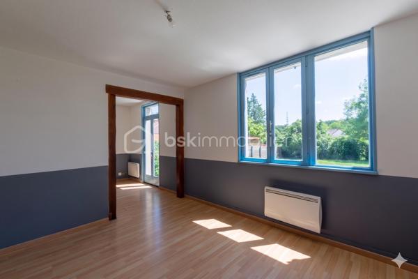 Idéalement située dans une rue très calme, venez découvrir cette charmante maison de 78 m² habitables offrant un cadre de vie privilégié, alliant tranquillité et proximité immédiate du centre-ville et de toutes ses commodités (commerces, écoles, transports accessibles à pied).

Fonctionnelle et très bien agencée, elle se compose :

• Au rez-de-chaussée : Une entrée distribuant un salon/salle à manger lumineux, une cuisine indépendante, une chambre de plain-pied, une salle de bains équipée d'une baignoire et d'une douche, ainsi qu'un WC séparé.

• À l'étage : Un palier dessert deux chambres, une seconde salle de bains et un WC indépendant (idéal pour l'espace des enfants ou des invités).

• À l'extérieur : Vous serez séduit par son terrain entièrement clos et garanti sans aucun vis-à-vis, parfait pour profiter des beaux jours en toute intimité. La maison dispose également d'une agréable terrasse et d'un appentis pratique pour le stockage ou le mobilier de jardin.

Les points forts :

Emplacement recherché : le calme d'une petite rue à deux pas du centre.

Vie de plain-pied possible grâce à la chambre et la salle d'eau au rez-de-chaussée.

Jardin intime, clos et sécurisé.
