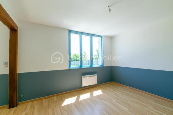 Idéalement située dans une rue très calme, venez découvrir cette charmante maison de 78 m² habitables offrant un cadre de vie privilégié, alliant tranquillité et proximité immédiate du centre-ville et de toutes ses commodités (commerces, écoles, transports accessibles à pied).

Fonctionnelle et très bien agencée, elle se compose :

• Au rez-de-chaussée : Une entrée distribuant un salon/salle à manger lumineux, une cuisine indépendante, une chambre de plain-pied, une salle de bains équipée d'une baignoire et d'une douche, ainsi qu'un WC séparé.

• À l'étage : Un palier dessert deux chambres, une seconde salle de bains et un WC indépendant (idéal pour l'espace des enfants ou des invités).

• À l'extérieur : Vous serez séduit par son terrain entièrement clos et garanti sans aucun vis-à-vis, parfait pour profiter des beaux jours en toute intimité. La maison dispose également d'une agréable terrasse et d'un appentis pratique pour le stockage ou le mobilier de jardin.

Les points forts :

Emplacement recherché : le calme d'une petite rue à deux pas du centre.

Vie de plain-pied possible grâce à la chambre et la salle d'eau au rez-de-chaussée.

Jardin intime, clos et sécurisé.