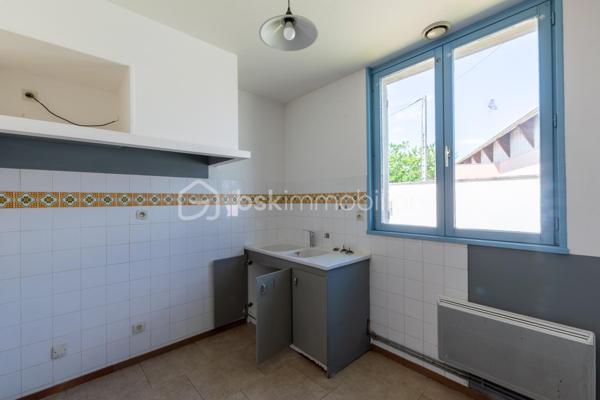 Idéalement située dans une rue très calme, venez découvrir cette charmante maison de 78 m² habitables offrant un cadre de vie privilégié, alliant tranquillité et proximité immédiate du centre-ville et de toutes ses commodités (commerces, écoles, transports accessibles à pied).

Fonctionnelle et très bien agencée, elle se compose :

• Au rez-de-chaussée : Une entrée distribuant un salon/salle à manger lumineux, une cuisine indépendante, une chambre de plain-pied, une salle de bains équipée d'une baignoire et d'une douche, ainsi qu'un WC séparé.

• À l'étage : Un palier dessert deux chambres, une seconde salle de bains et un WC indépendant (idéal pour l'espace des enfants ou des invités).

• À l'extérieur : Vous serez séduit par son terrain entièrement clos et garanti sans aucun vis-à-vis, parfait pour profiter des beaux jours en toute intimité. La maison dispose également d'une agréable terrasse et d'un appentis pratique pour le stockage ou le mobilier de jardin.

Les points forts :

Emplacement recherché : le calme d'une petite rue à deux pas du centre.

Vie de plain-pied possible grâce à la chambre et la salle d'eau au rez-de-chaussée.

Jardin intime, clos et sécurisé.