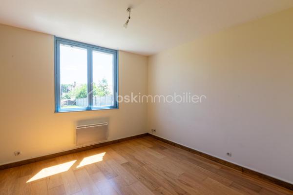 Idéalement située dans une rue très calme, venez découvrir cette charmante maison de 78 m² habitables offrant un cadre de vie privilégié, alliant tranquillité et proximité immédiate du centre-ville et de toutes ses commodités (commerces, écoles, transports accessibles à pied).

Fonctionnelle et très bien agencée, elle se compose :

• Au rez-de-chaussée : Une entrée distribuant un salon/salle à manger lumineux, une cuisine indépendante, une chambre de plain-pied, une salle de bains équipée d'une baignoire et d'une douche, ainsi qu'un WC séparé.

• À l'étage : Un palier dessert deux chambres, une seconde salle de bains et un WC indépendant (idéal pour l'espace des enfants ou des invités).

• À l'extérieur : Vous serez séduit par son terrain entièrement clos et garanti sans aucun vis-à-vis, parfait pour profiter des beaux jours en toute intimité. La maison dispose également d'une agréable terrasse et d'un appentis pratique pour le stockage ou le mobilier de jardin.

Les points forts :

Emplacement recherché : le calme d'une petite rue à deux pas du centre.

Vie de plain-pied possible grâce à la chambre et la salle d'eau au rez-de-chaussée.

Jardin intime, clos et sécurisé.