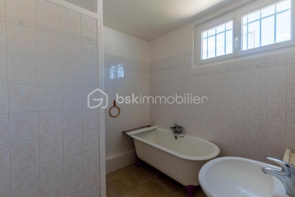 Idéalement située dans une rue très calme, venez découvrir cette charmante maison de 78 m² habitables offrant un cadre de vie privilégié, alliant tranquillité et proximité immédiate du centre-ville et de toutes ses commodités (commerces, écoles, transports accessibles à pied).

Fonctionnelle et très bien agencée, elle se compose :

• Au rez-de-chaussée : Une entrée distribuant un salon/salle à manger lumineux, une cuisine indépendante, une chambre de plain-pied, une salle de bains équipée d'une baignoire et d'une douche, ainsi qu'un WC séparé.

• À l'étage : Un palier dessert deux chambres, une seconde salle de bains et un WC indépendant (idéal pour l'espace des enfants ou des invités).

• À l'extérieur : Vous serez séduit par son terrain entièrement clos et garanti sans aucun vis-à-vis, parfait pour profiter des beaux jours en toute intimité. La maison dispose également d'une agréable terrasse et d'un appentis pratique pour le stockage ou le mobilier de jardin.

Les points forts :

Emplacement recherché : le calme d'une petite rue à deux pas du centre.

Vie de plain-pied possible grâce à la chambre et la salle d'eau au rez-de-chaussée.

Jardin intime, clos et sécurisé.
