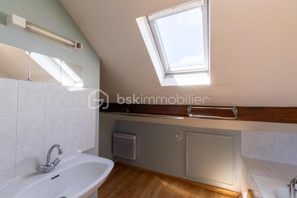 Idéalement située dans une rue très calme, venez découvrir cette charmante maison de 78 m² habitables offrant un cadre de vie privilégié, alliant tranquillité et proximité immédiate du centre-ville et de toutes ses commodités (commerces, écoles, transports accessibles à pied).

Fonctionnelle et très bien agencée, elle se compose :

• Au rez-de-chaussée : Une entrée distribuant un salon/salle à manger lumineux, une cuisine indépendante, une chambre de plain-pied, une salle de bains équipée d'une baignoire et d'une douche, ainsi qu'un WC séparé.

• À l'étage : Un palier dessert deux chambres, une seconde salle de bains et un WC indépendant (idéal pour l'espace des enfants ou des invités).

• À l'extérieur : Vous serez séduit par son terrain entièrement clos et garanti sans aucun vis-à-vis, parfait pour profiter des beaux jours en toute intimité. La maison dispose également d'une agréable terrasse et d'un appentis pratique pour le stockage ou le mobilier de jardin.

Les points forts :

Emplacement recherché : le calme d'une petite rue à deux pas du centre.

Vie de plain-pied possible grâce à la chambre et la salle d'eau au rez-de-chaussée.

Jardin intime, clos et sécurisé.