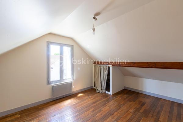 Idéalement située dans une rue très calme, venez découvrir cette charmante maison de 78 m² habitables offrant un cadre de vie privilégié, alliant tranquillité et proximité immédiate du centre-ville et de toutes ses commodités (commerces, écoles, transports accessibles à pied).

Fonctionnelle et très bien agencée, elle se compose :

• Au rez-de-chaussée : Une entrée distribuant un salon/salle à manger lumineux, une cuisine indépendante, une chambre de plain-pied, une salle de bains équipée d'une baignoire et d'une douche, ainsi qu'un WC séparé.

• À l'étage : Un palier dessert deux chambres, une seconde salle de bains et un WC indépendant (idéal pour l'espace des enfants ou des invités).

• À l'extérieur : Vous serez séduit par son terrain entièrement clos et garanti sans aucun vis-à-vis, parfait pour profiter des beaux jours en toute intimité. La maison dispose également d'une agréable terrasse et d'un appentis pratique pour le stockage ou le mobilier de jardin.

Les points forts :

Emplacement recherché : le calme d'une petite rue à deux pas du centre.

Vie de plain-pied possible grâce à la chambre et la salle d'eau au rez-de-chaussée.

Jardin intime, clos et sécurisé.