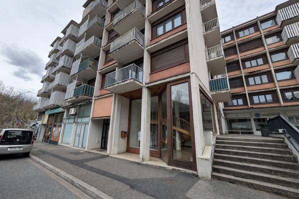 Local Commercial
         3 pièces
        - 120 m² Exclusivité 125 000 € *