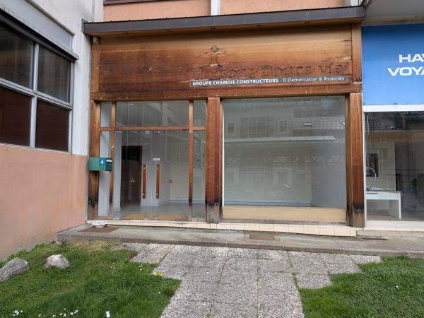 Local Commercial
         3 pièces
        - 120 m² Exclusivité 125 000 € *