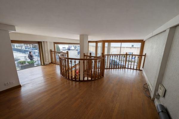 Local Commercial
         3 pièces
        - 120 m² Exclusivité 125 000 € *