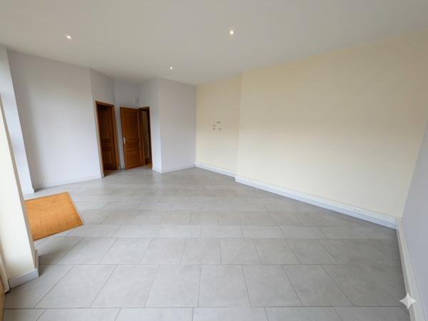 Local Commercial
         3 pièces
        - 120 m² Exclusivité 125 000 € *