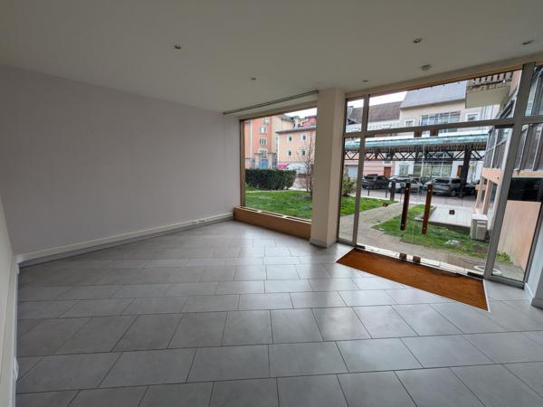 Local Commercial
         3 pièces
        - 120 m² Exclusivité 125 000 € *