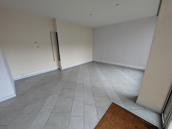 Local Commercial
         3 pièces
        - 120 m² Exclusivité 125 000 € *