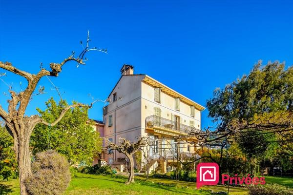 HAUT DE VILLA EN DUPLEX AVEC GRAND JARDIN, GARAGE ET PARKINGS
