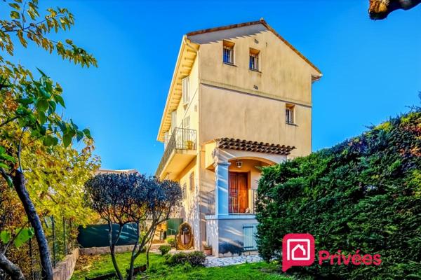 HAUT DE VILLA EN DUPLEX AVEC GRAND JARDIN, GARAGE ET PARKINGS
