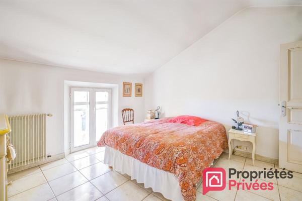 HAUT DE VILLA EN DUPLEX AVEC GRAND JARDIN, GARAGE ET PARKINGS