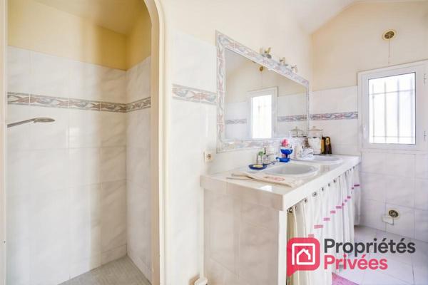 HAUT DE VILLA EN DUPLEX AVEC GRAND JARDIN, GARAGE ET PARKINGS
