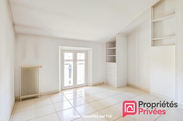 HAUT DE VILLA EN DUPLEX AVEC GRAND JARDIN, GARAGE ET PARKINGS