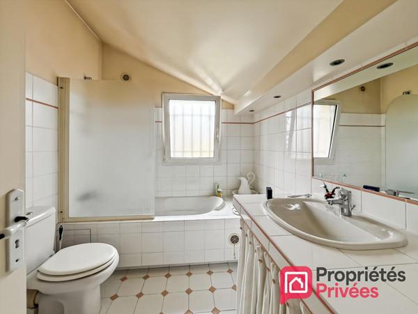 HAUT DE VILLA EN DUPLEX AVEC GRAND JARDIN, GARAGE ET PARKINGS