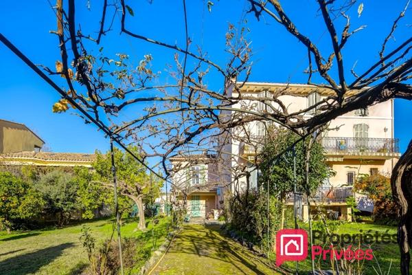 HAUT DE VILLA EN DUPLEX AVEC GRAND JARDIN, GARAGE ET PARKINGS