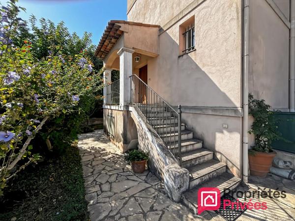 HAUT DE VILLA EN DUPLEX AVEC GRAND JARDIN, GARAGE ET PARKINGS
