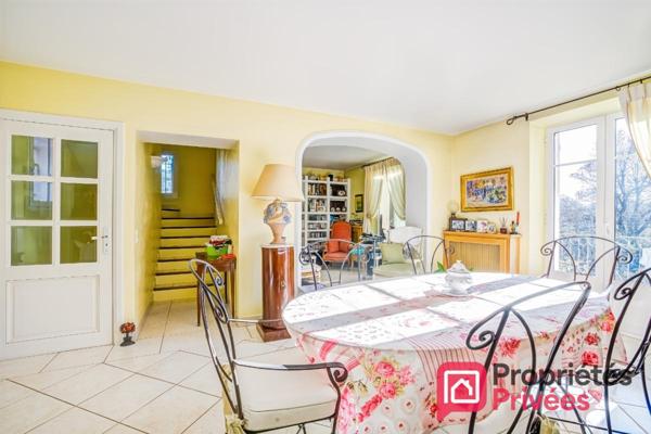 HAUT DE VILLA EN DUPLEX AVEC GRAND JARDIN, GARAGE ET PARKINGS