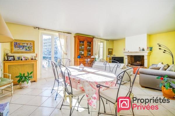 HAUT DE VILLA EN DUPLEX AVEC GRAND JARDIN, GARAGE ET PARKINGS