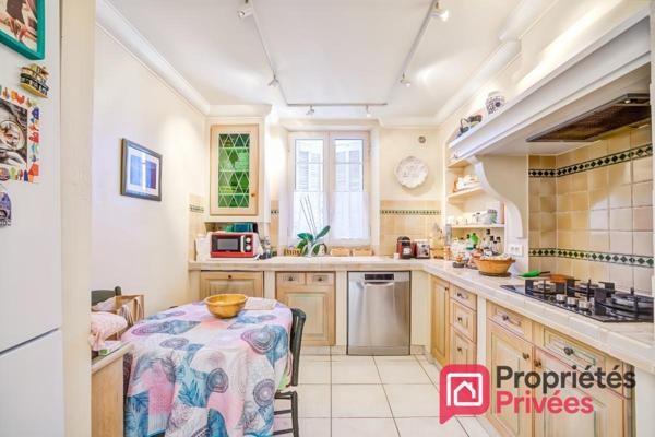 HAUT DE VILLA EN DUPLEX AVEC GRAND JARDIN, GARAGE ET PARKINGS