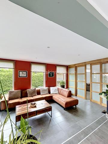 Située dans l’environnement recherché du Gauquier à Wattrelos, cette élégante maison individuelle séduit par son architecture contemporaine, ses volumes généreux et son cadre verdoyant.
Implantée sur un terrain de 1 389 m², elle développe 173 m² habitables complétés par un sous-sol complet d’environ 80 m², offrant un potentiel remarquable pour le rangement ou des aménagements sur mesure.
Les espaces de vie, baignés de lumière, proposent une harmonie parfaite entre convivialité et confort : un séjour de 32 m² prolongé par un salon de 25 m², ouvert sur une pièce de 18 m² idéale pour un espace loisirs ou bureau. La cuisine de 21 m², spacieuse et fonctionnelle, s’intègre parfaitement à cet ensemble.
Au rez-de-chaussée la suite parentale de 25 m² constitue un véritable cocon, avec salle de bains équipée (baignoire, douche à l’italienne, double vasque) et dressing indépendant. L’étage accueille trois chambres supplémentaires, adaptées à une vie familiale.
À l’extérieur, la vaste terrasse de 250 m² permet d’accueillir plusieurs véhicules et de profiter pleinement des beaux jours. Le jardin, ouvert sur les champs, offre une vue apaisante et sans vis-à-vis. Un garage double de 35 m² ainsi qu’un chalet de jardin avec sauna viennent parfaire ce bien d’exception.
Une propriété rare, conjuguant espace, sérénité et prestations de qualité.