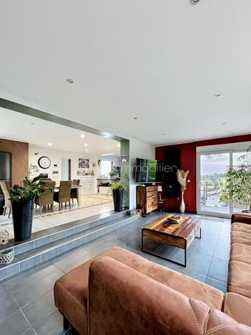 Située dans l’environnement recherché du Gauquier à Wattrelos, cette élégante maison individuelle séduit par son architecture contemporaine, ses volumes généreux et son cadre verdoyant.
Implantée sur un terrain de 1 389 m², elle développe 173 m² habitables complétés par un sous-sol complet d’environ 80 m², offrant un potentiel remarquable pour le rangement ou des aménagements sur mesure.
Les espaces de vie, baignés de lumière, proposent une harmonie parfaite entre convivialité et confort : un séjour de 32 m² prolongé par un salon de 25 m², ouvert sur une pièce de 18 m² idéale pour un espace loisirs ou bureau. La cuisine de 21 m², spacieuse et fonctionnelle, s’intègre parfaitement à cet ensemble.
Au rez-de-chaussée la suite parentale de 25 m² constitue un véritable cocon, avec salle de bains équipée (baignoire, douche à l’italienne, double vasque) et dressing indépendant. L’étage accueille trois chambres supplémentaires, adaptées à une vie familiale.
À l’extérieur, la vaste terrasse de 250 m² permet d’accueillir plusieurs véhicules et de profiter pleinement des beaux jours. Le jardin, ouvert sur les champs, offre une vue apaisante et sans vis-à-vis. Un garage double de 35 m² ainsi qu’un chalet de jardin avec sauna viennent parfaire ce bien d’exception.
Une propriété rare, conjuguant espace, sérénité et prestations de qualité.