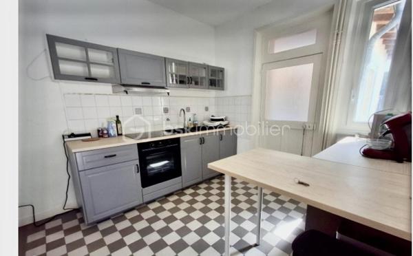 Découvrez cette maison authentique offrant un cadre de vie alliant simplicité et confort. Nichée dans un quartier paisible de Soissons proche de toutes commodités.
Elle est composée de 3 pièces:
-d'un séjour lumineux
-d'une jolie cuisine équipée neuve
-de 2 chambres dont une avec un dressing et salle d'eau WC
-d'une salle de bain à rafraichir 
-d'une très belle cour avec terrasse pour profiter des moments doux en extérieur !
-d'un garage
-d'un sous-sol
La menuiserie est en double vitrage PVC avec volets roulants