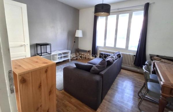 Découvrez cette maison authentique offrant un cadre de vie alliant simplicité et confort. Nichée dans un quartier paisible de Soissons proche de toutes commodités.
Elle est composée de 3 pièces:
-d'un séjour lumineux
-d'une jolie cuisine équipée neuve
-de 2 chambres dont une avec un dressing et salle d'eau WC
-d'une salle de bain à rafraichir 
-d'une très belle cour avec terrasse pour profiter des moments doux en extérieur !
-d'un garage
-d'un sous-sol
La menuiserie est en double vitrage PVC avec volets roulants