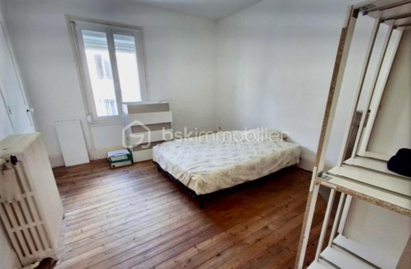 Découvrez cette maison authentique offrant un cadre de vie alliant simplicité et confort. Nichée dans un quartier paisible de Soissons proche de toutes commodités.
Elle est composée de 3 pièces:
-d'un séjour lumineux
-d'une jolie cuisine équipée neuve
-de 2 chambres dont une avec un dressing et salle d'eau WC
-d'une salle de bain à rafraichir 
-d'une très belle cour avec terrasse pour profiter des moments doux en extérieur !
-d'un garage
-d'un sous-sol
La menuiserie est en double vitrage PVC avec volets roulants