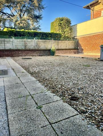 Découvrez cette maison authentique offrant un cadre de vie alliant simplicité et confort. Nichée dans un quartier paisible de Soissons proche de toutes commodités.
Elle est composée de 3 pièces:
-d'un séjour lumineux
-d'une jolie cuisine équipée neuve
-de 2 chambres dont une avec un dressing et salle d'eau WC
-d'une salle de bain à rafraichir 
-d'une très belle cour avec terrasse pour profiter des moments doux en extérieur !
-d'un garage
-d'un sous-sol
La menuiserie est en double vitrage PVC avec volets roulants