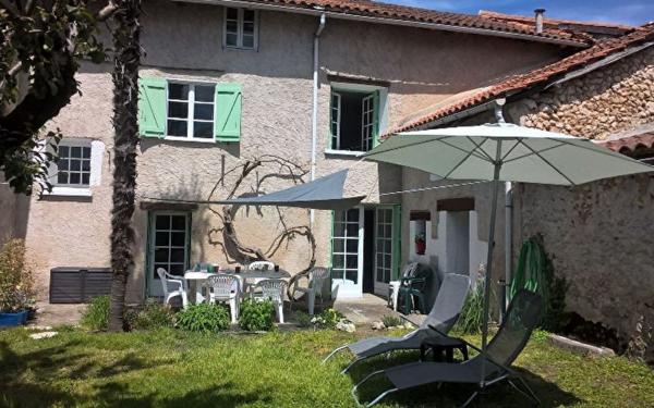 Maison à louer    4 pièces •  Saint-Léon-sur-l'Isle