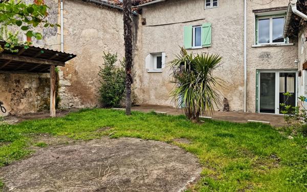 Maison à louer    4 pièces •  Saint-Léon-sur-l'Isle