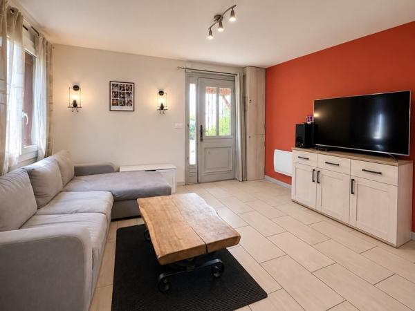 Une maison rénovée avec goût, prête à accueillir vos projets.
