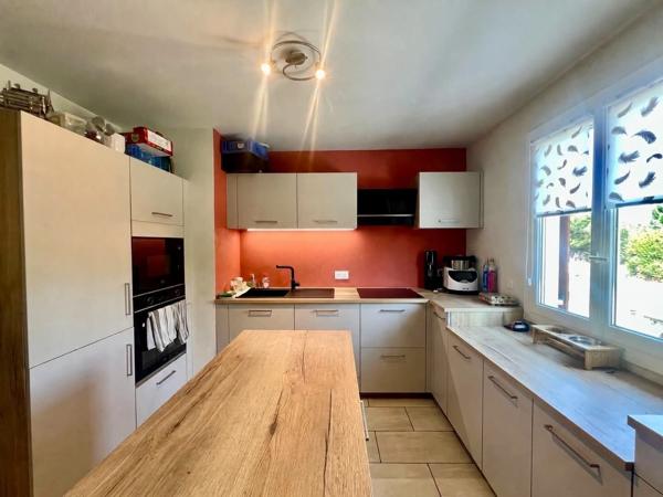 Une maison rénovée avec goût, prête à accueillir vos projets.