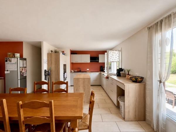 Une maison rénovée avec goût, prête à accueillir vos projets.