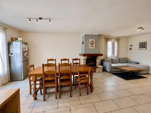 Une maison rénovée avec goût, prête à accueillir vos projets.